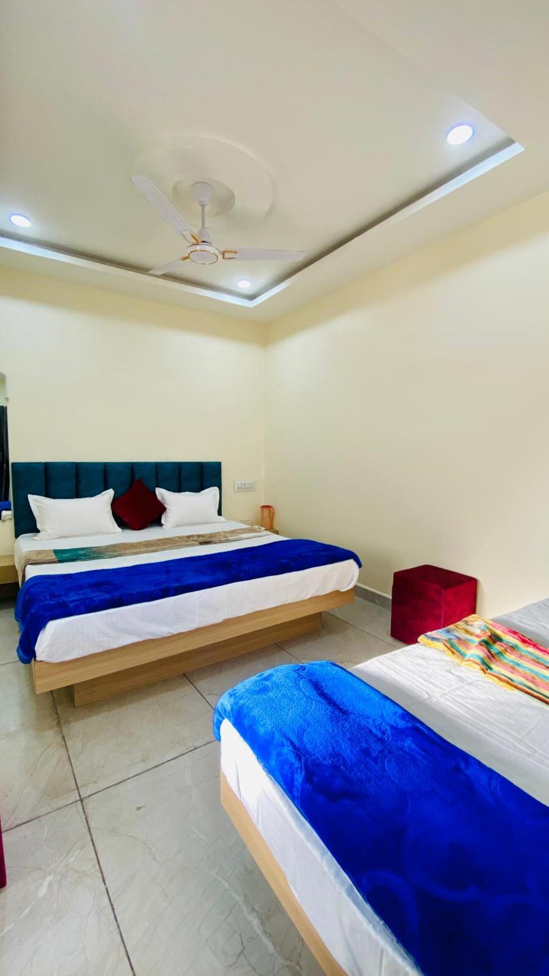 Hotel Raghavan In Front Of Railway Station Platform No 8 Ujjain Exterior photo