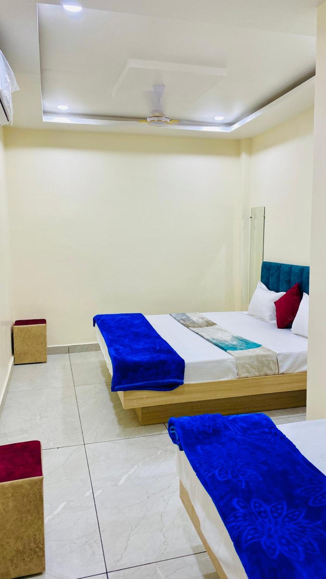 Hotel Raghavan In Front Of Railway Station Platform No 8 Ujjain Exterior photo