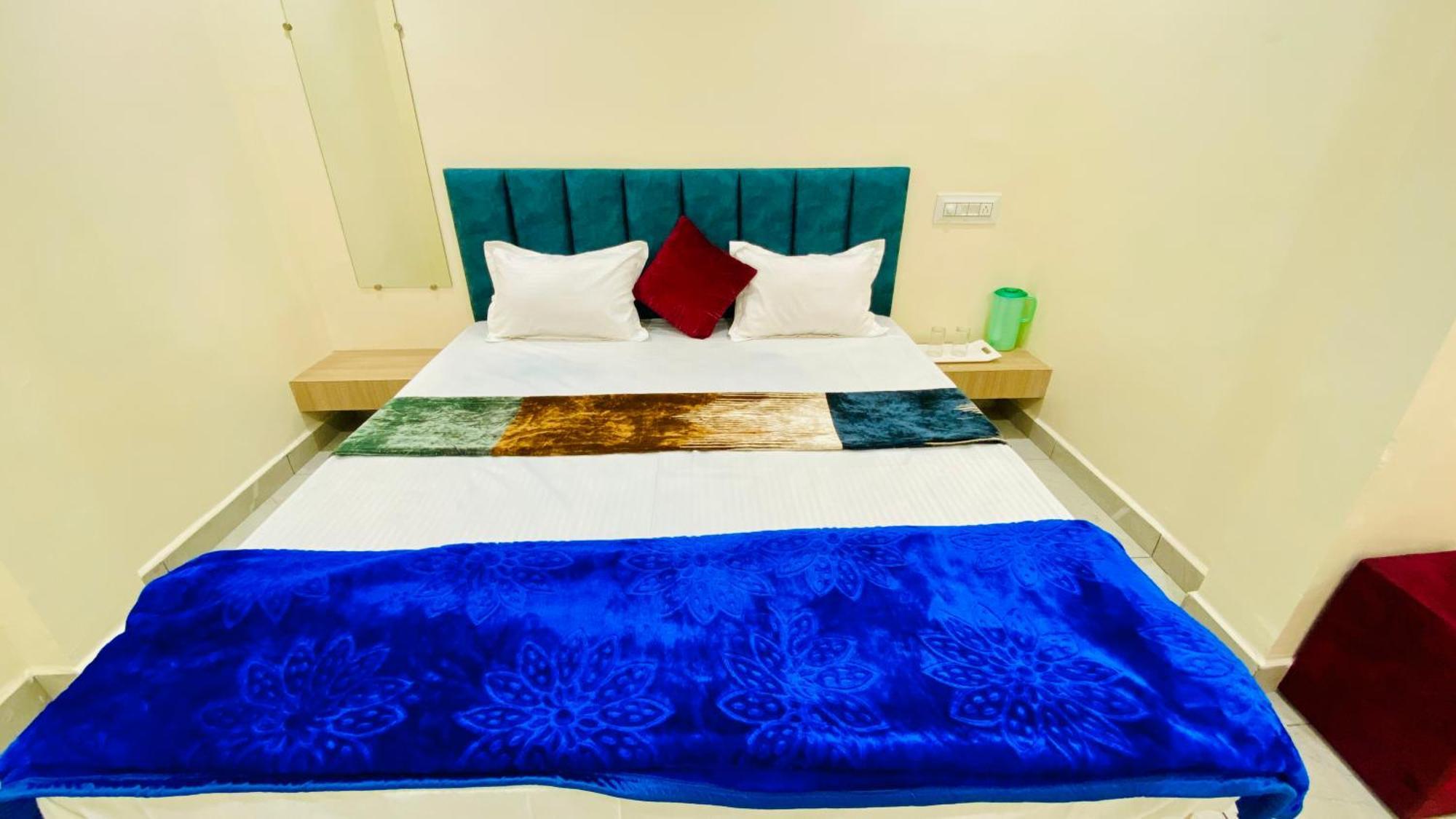 Hotel Raghavan In Front Of Railway Station Platform No 8 Ujjain Exterior photo