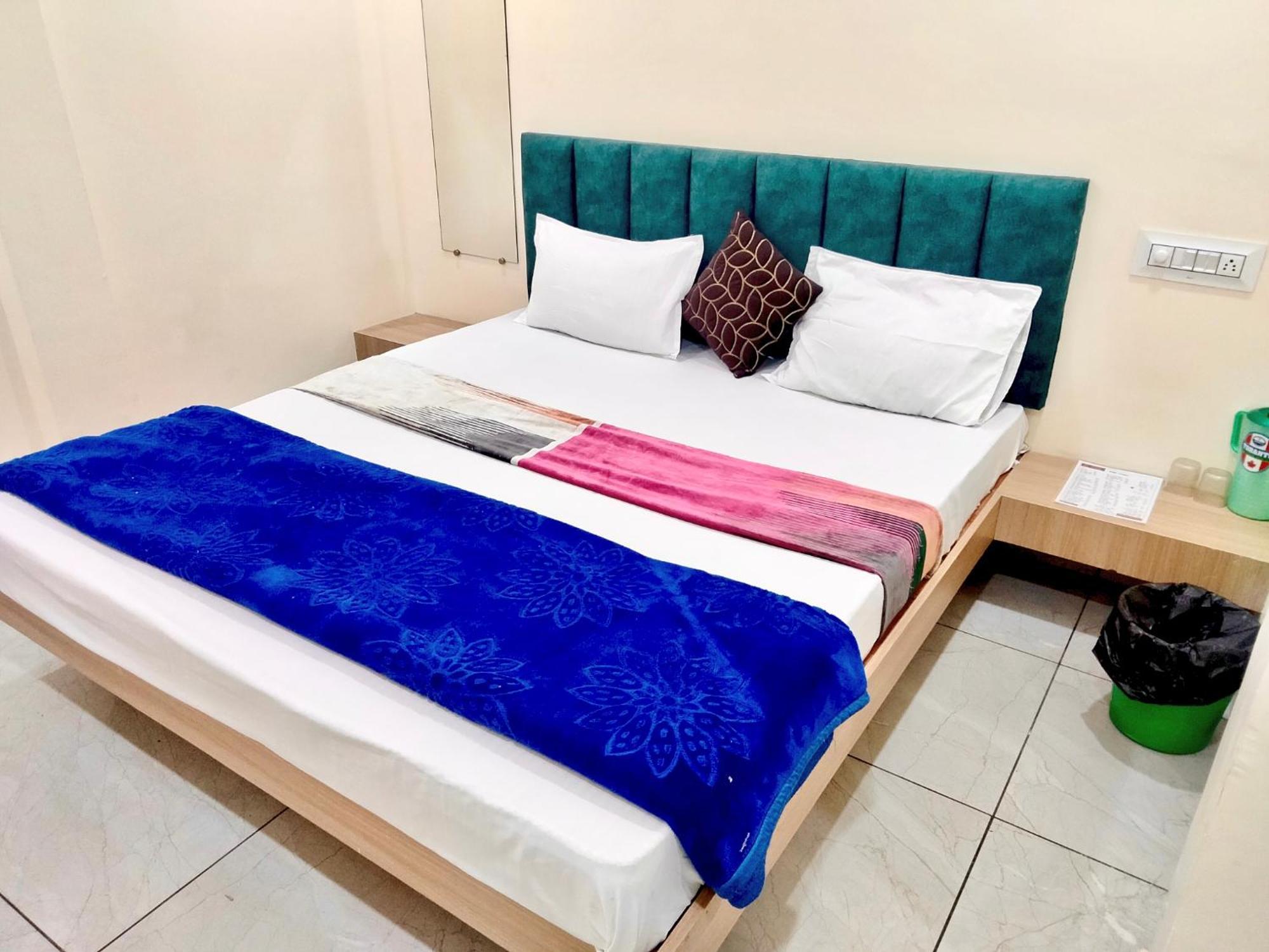 Hotel Raghavan In Front Of Railway Station Platform No 8 Ujjain Exterior photo