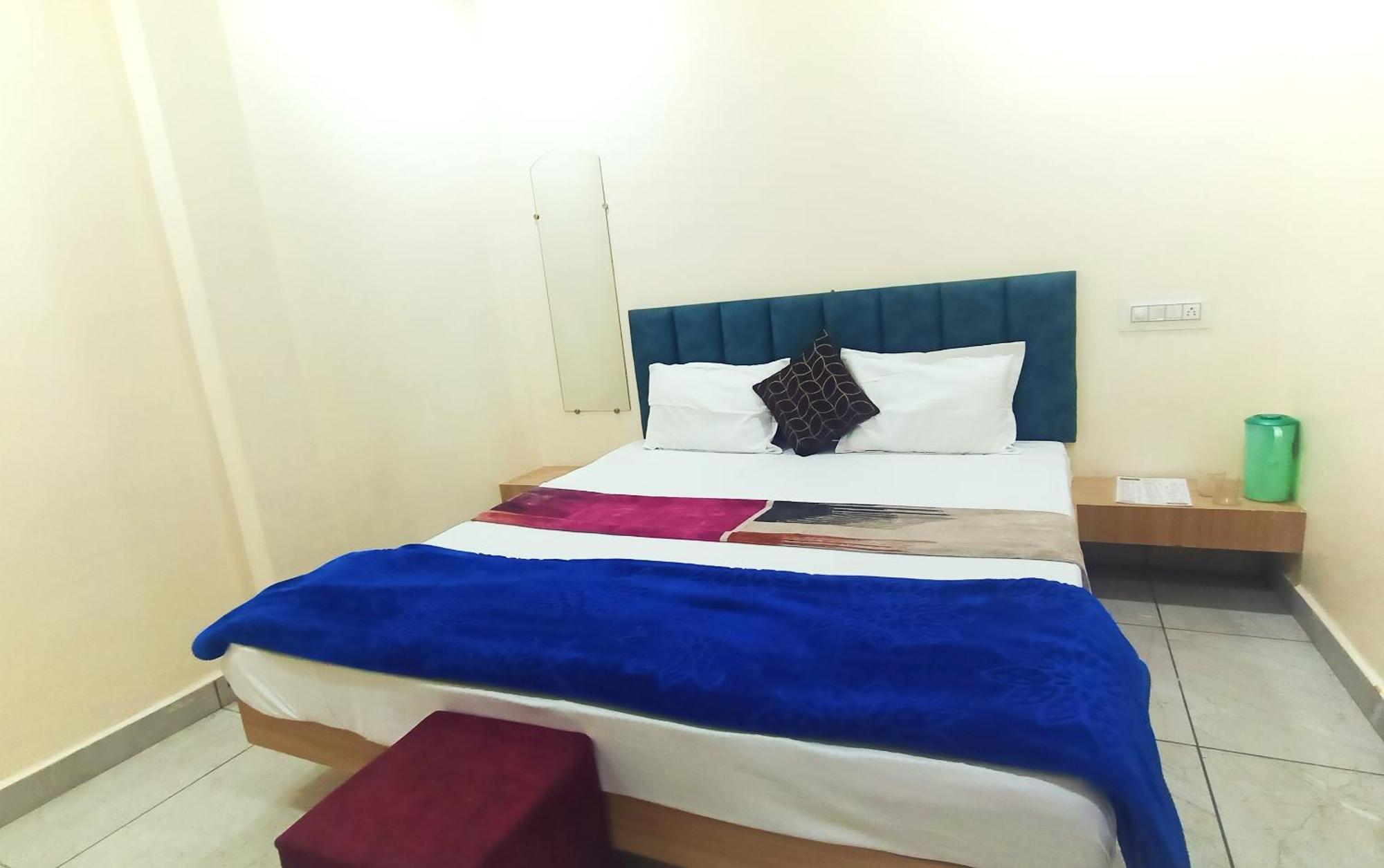 Hotel Raghavan In Front Of Railway Station Platform No 8 Ujjain Exterior photo