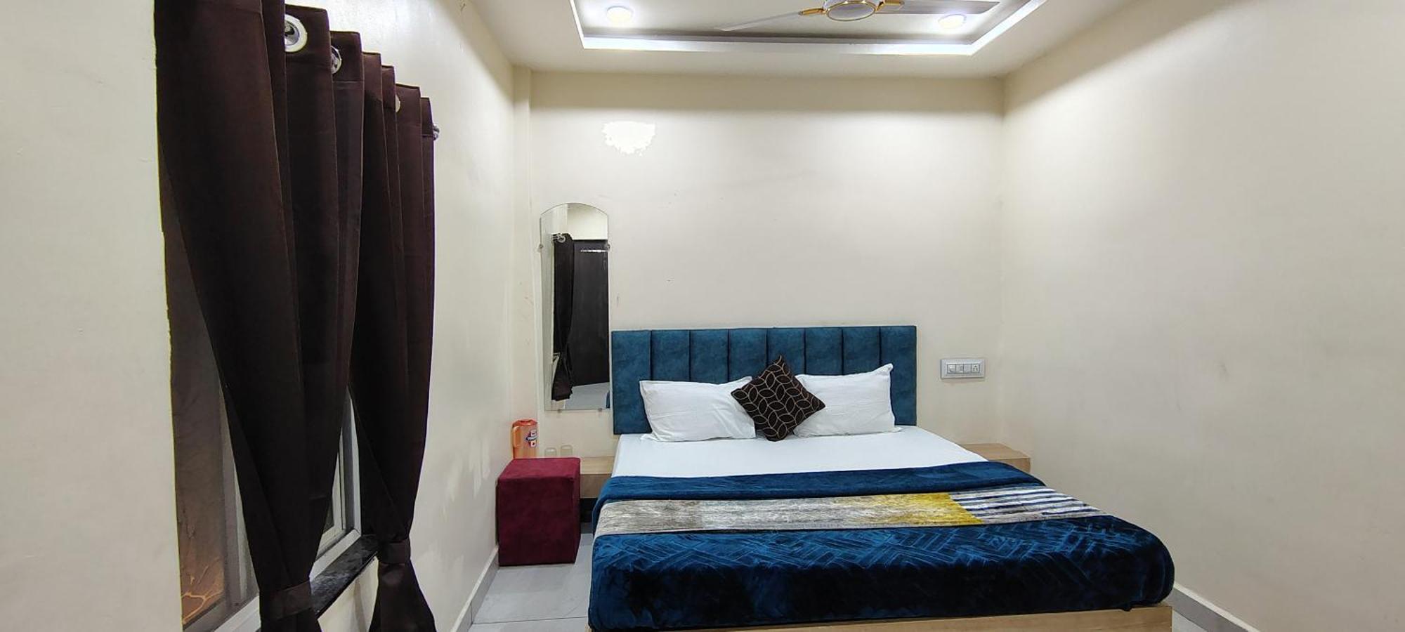 Hotel Raghavan In Front Of Railway Station Platform No 8 Ujjain Exterior photo