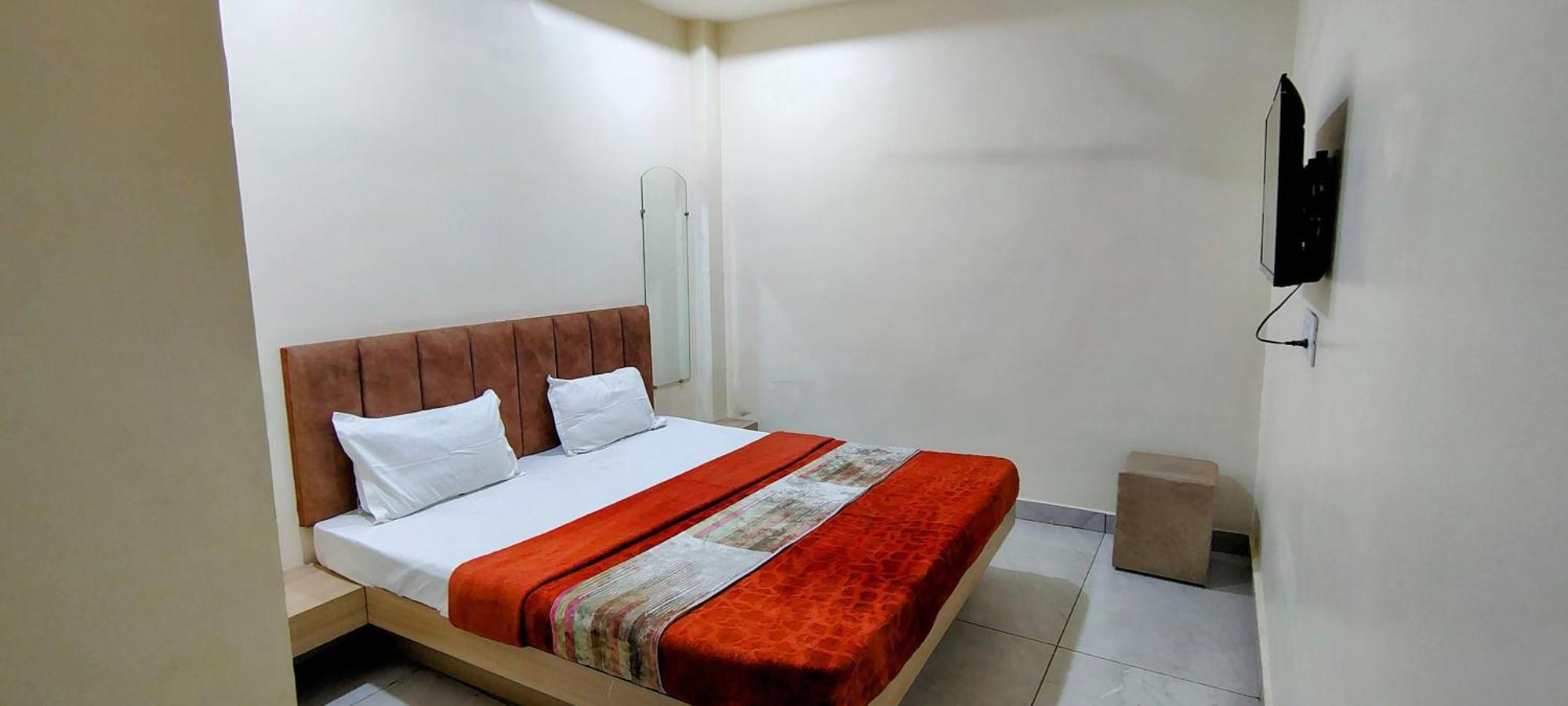 Hotel Raghavan In Front Of Railway Station Platform No 8 Ujjain Exterior photo