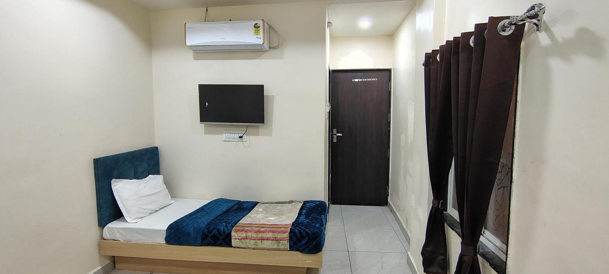 Hotel Raghavan In Front Of Railway Station Platform No 8 Ujjain Exterior photo